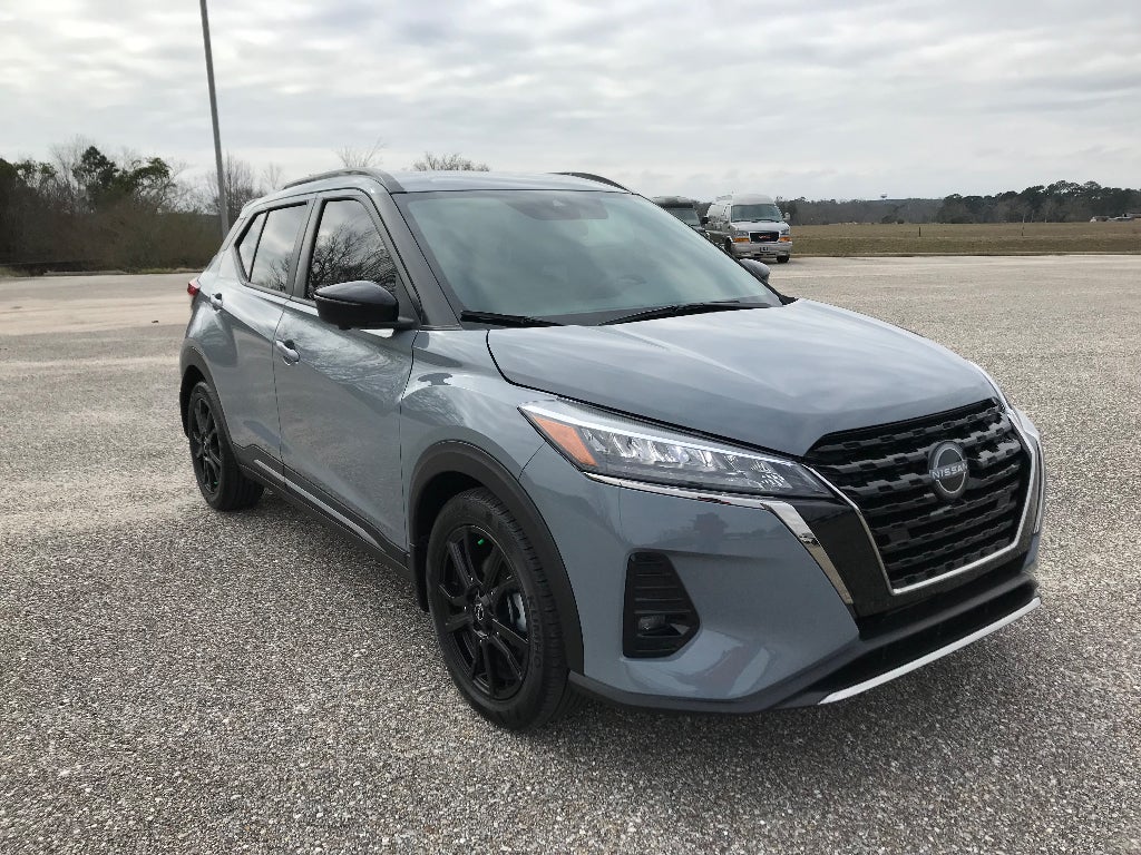 2022 Nissan Kicks SR