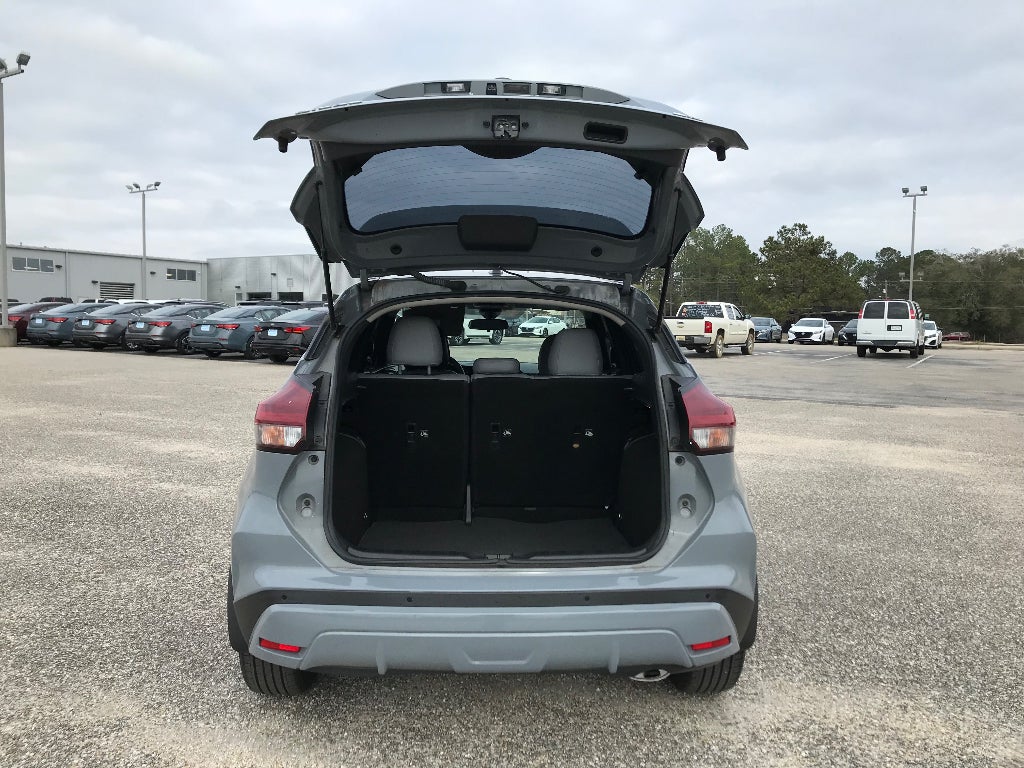 2022 Nissan Kicks SR