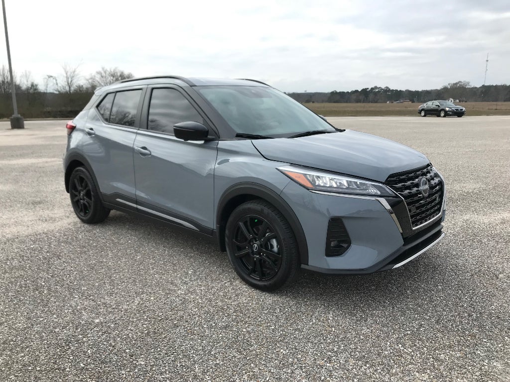 2022 Nissan Kicks SR