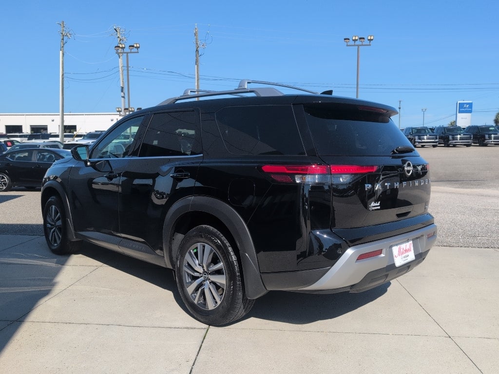 2025 Nissan Pathfinder SL