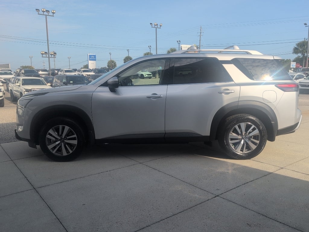 2025 Nissan Pathfinder SL