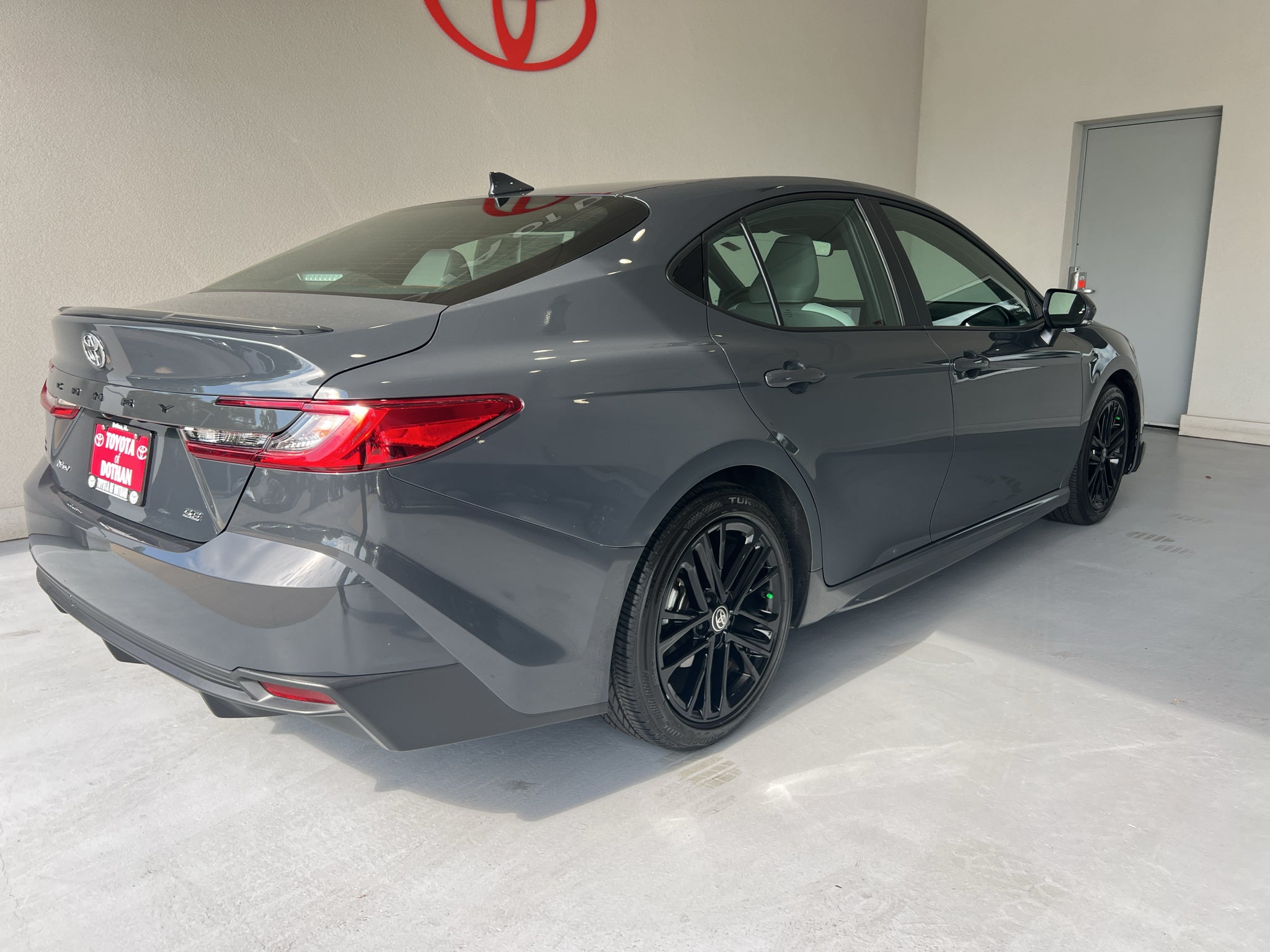 2025 Toyota Camry Hybrid SE