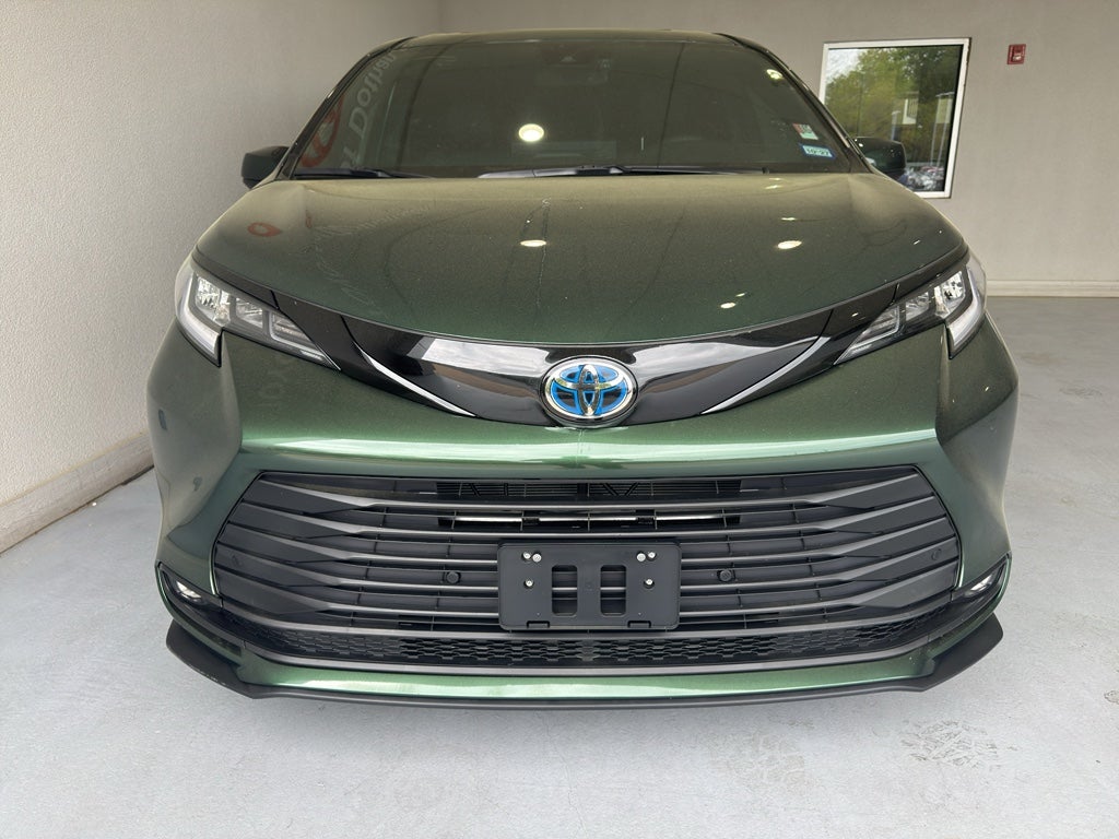 2025 Toyota Sienna Woodland