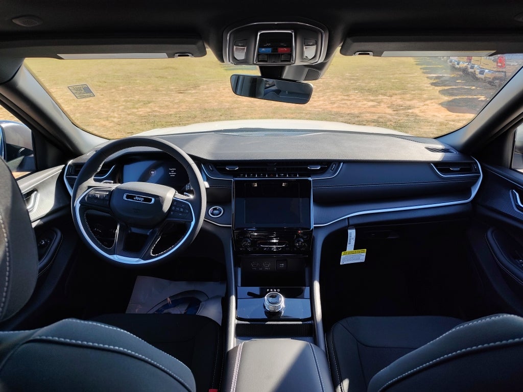 2025 Jeep Grand Cherokee GRAND CHEROKEE LAREDO X 4X2