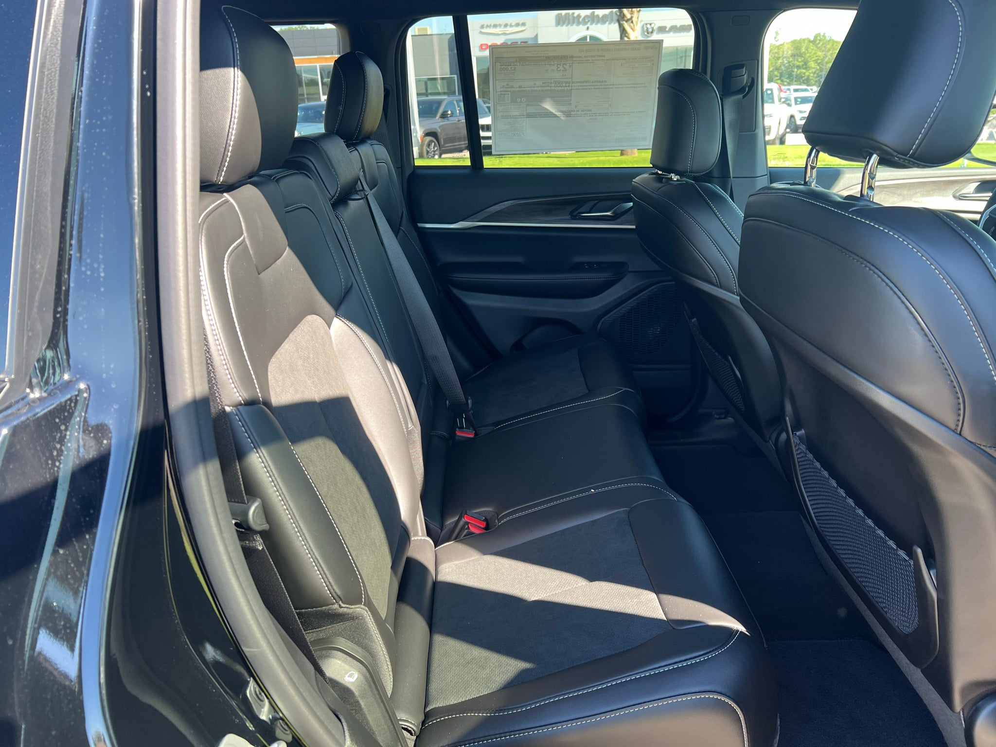 2027 Jeep Grand Cherokee GRAND CHEROKEE LAREDO ALTITUDE 4X2
