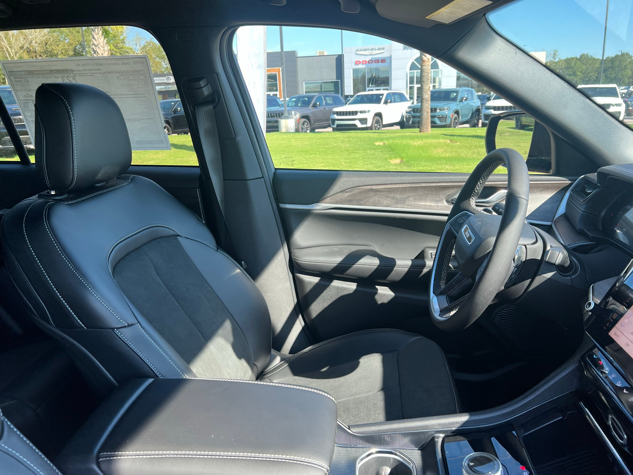 2027 Jeep Grand Cherokee GRAND CHEROKEE LAREDO ALTITUDE 4X2