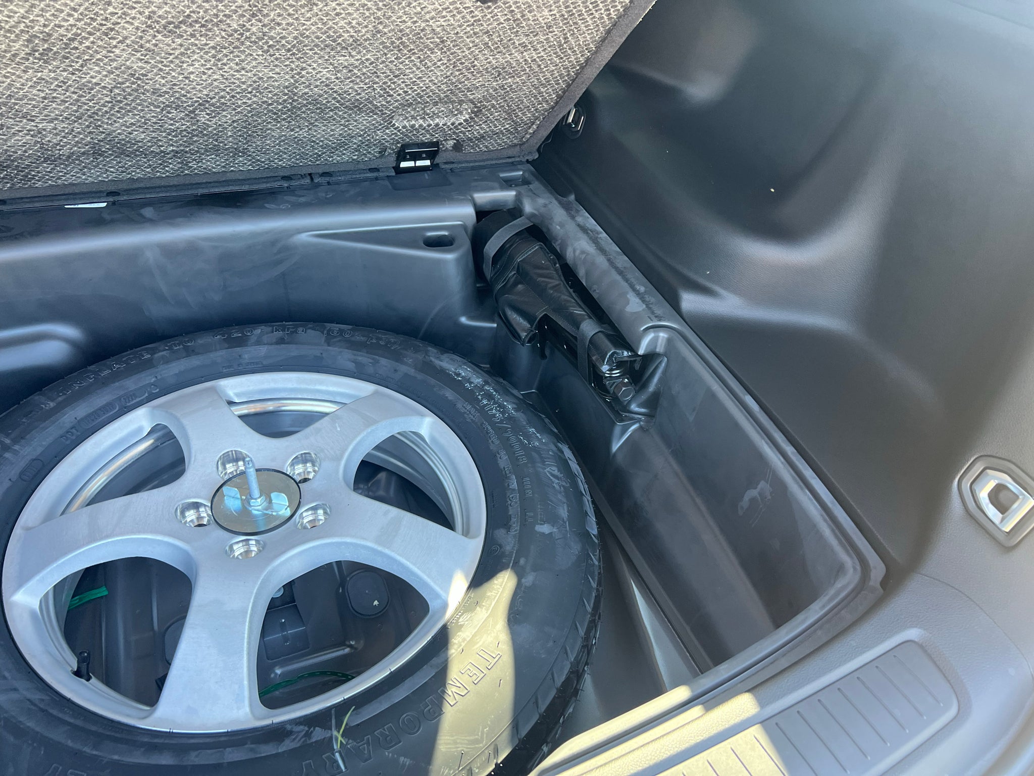 2027 Jeep Grand Cherokee GRAND CHEROKEE LAREDO ALTITUDE 4X2