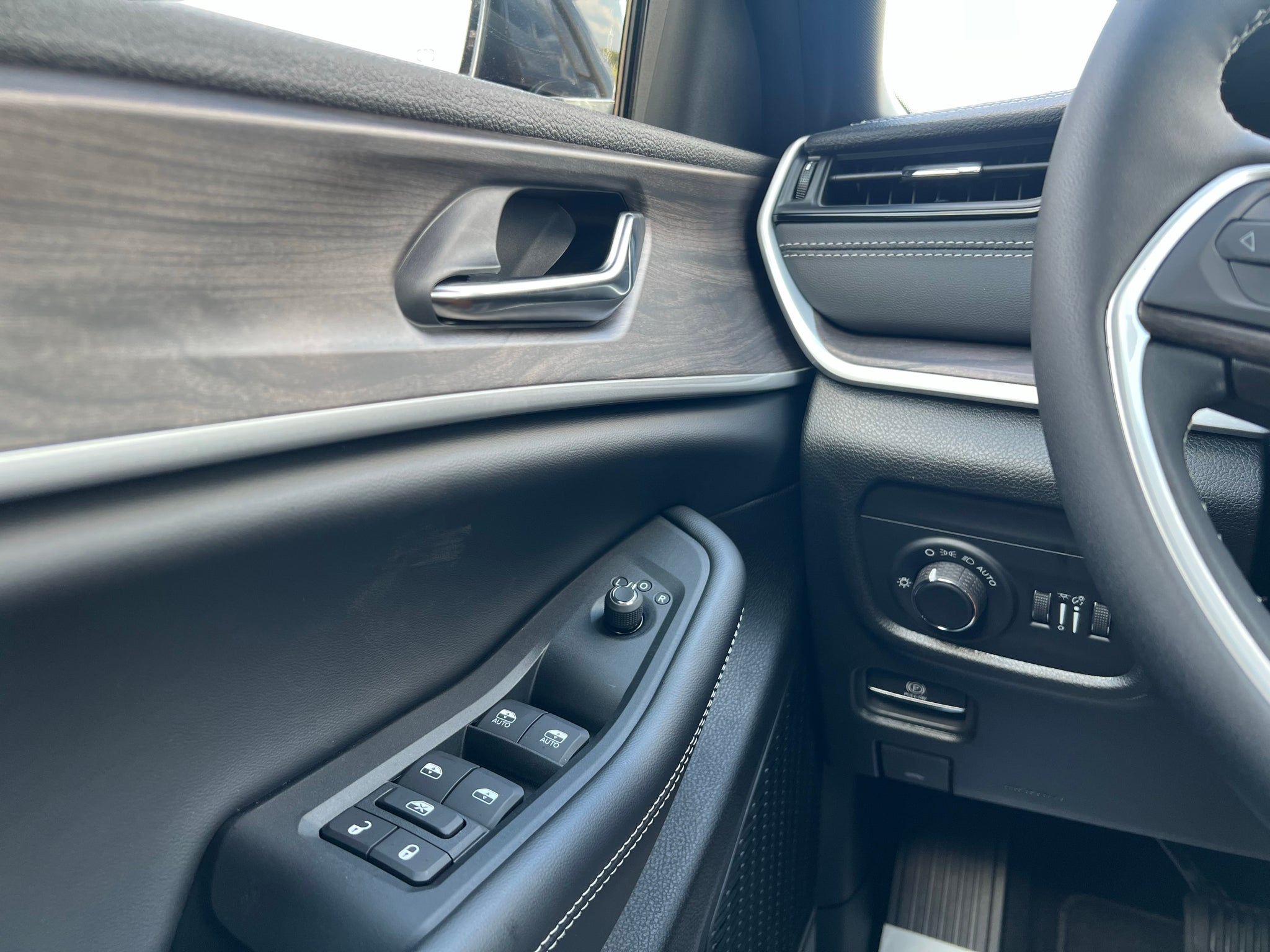 2027 Jeep Grand Cherokee GRAND CHEROKEE LAREDO ALTITUDE 4X2