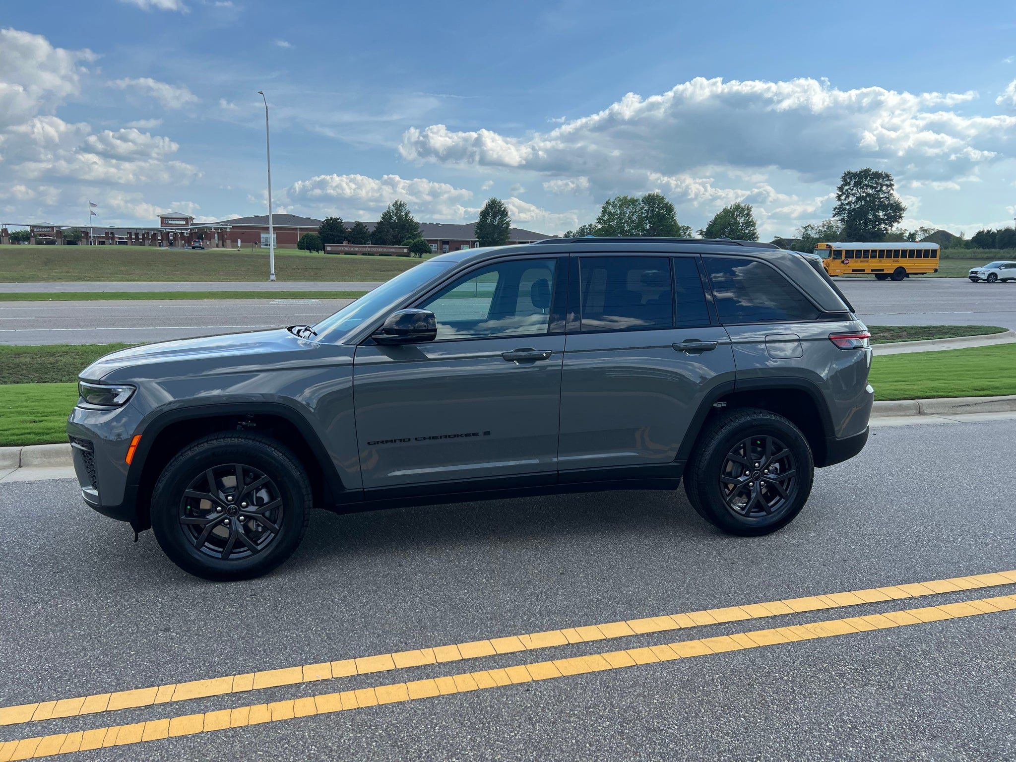 2027 Jeep Grand Cherokee GRAND CHEROKEE LAREDO ALTITUDE 4X2