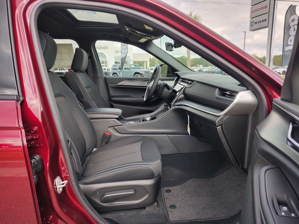 2025 Jeep Grand Cherokee GRAND CHEROKEE LAREDO X 4X4