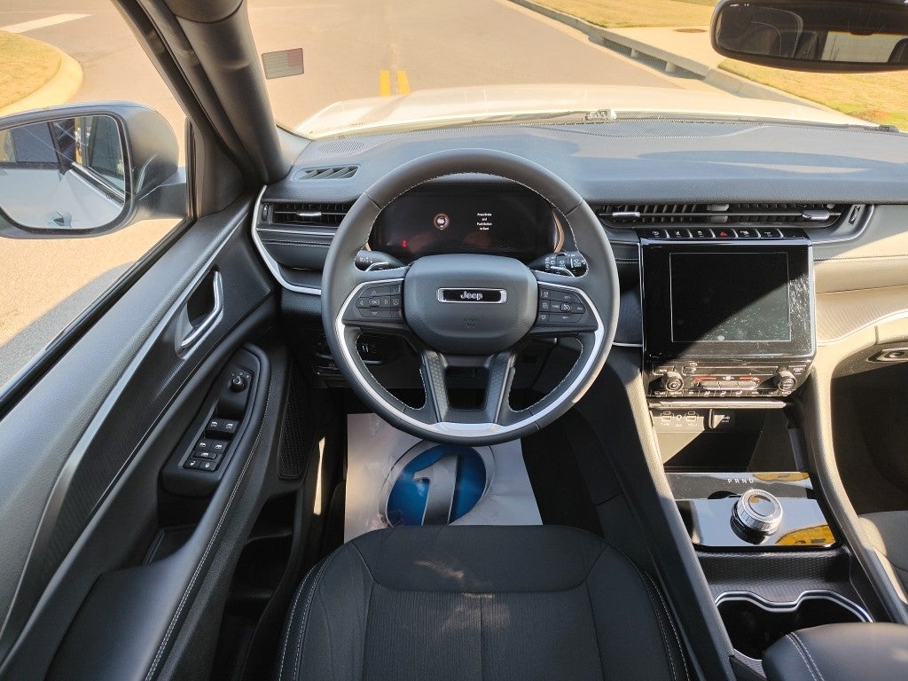 2025 Jeep Grand Cherokee L Laredo 4x2