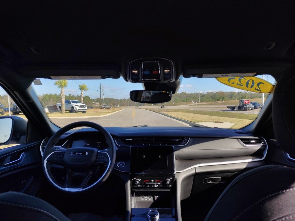 2025 Jeep Grand Cherokee L Laredo 4x2