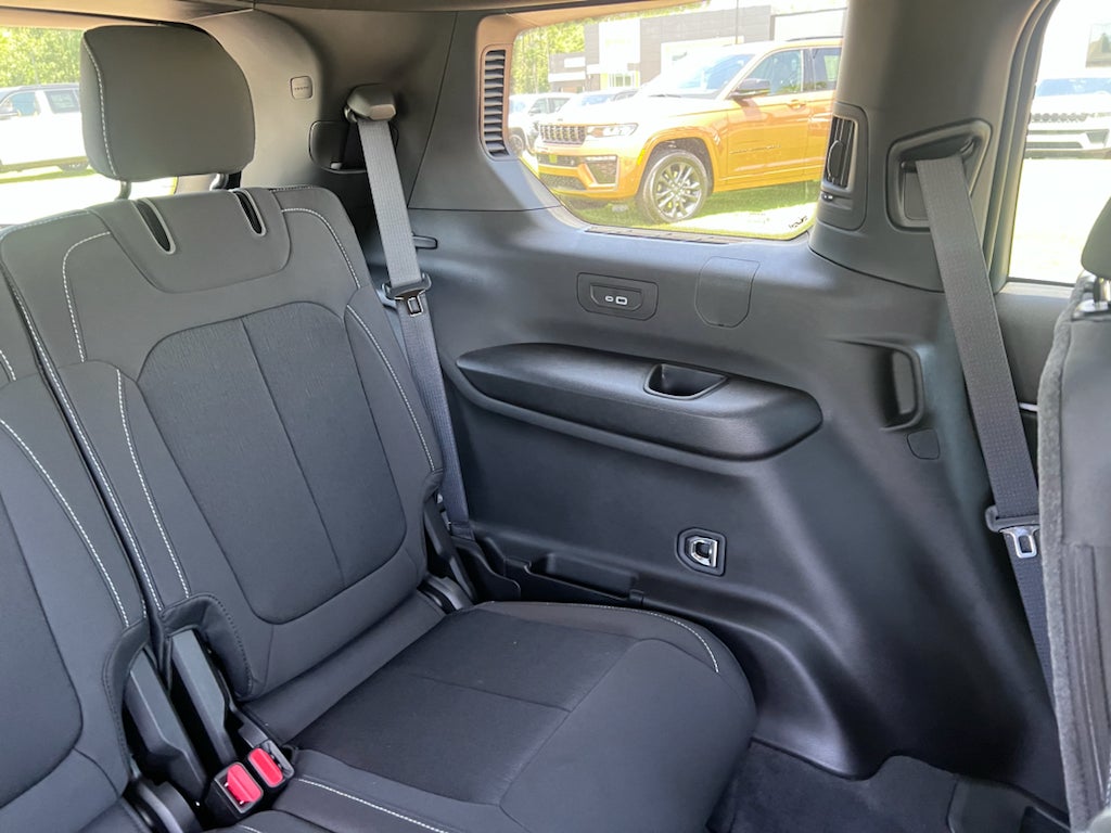 2026 Jeep Grand Cherokee L GRAND CHEROKEE L LAREDO X 4X4