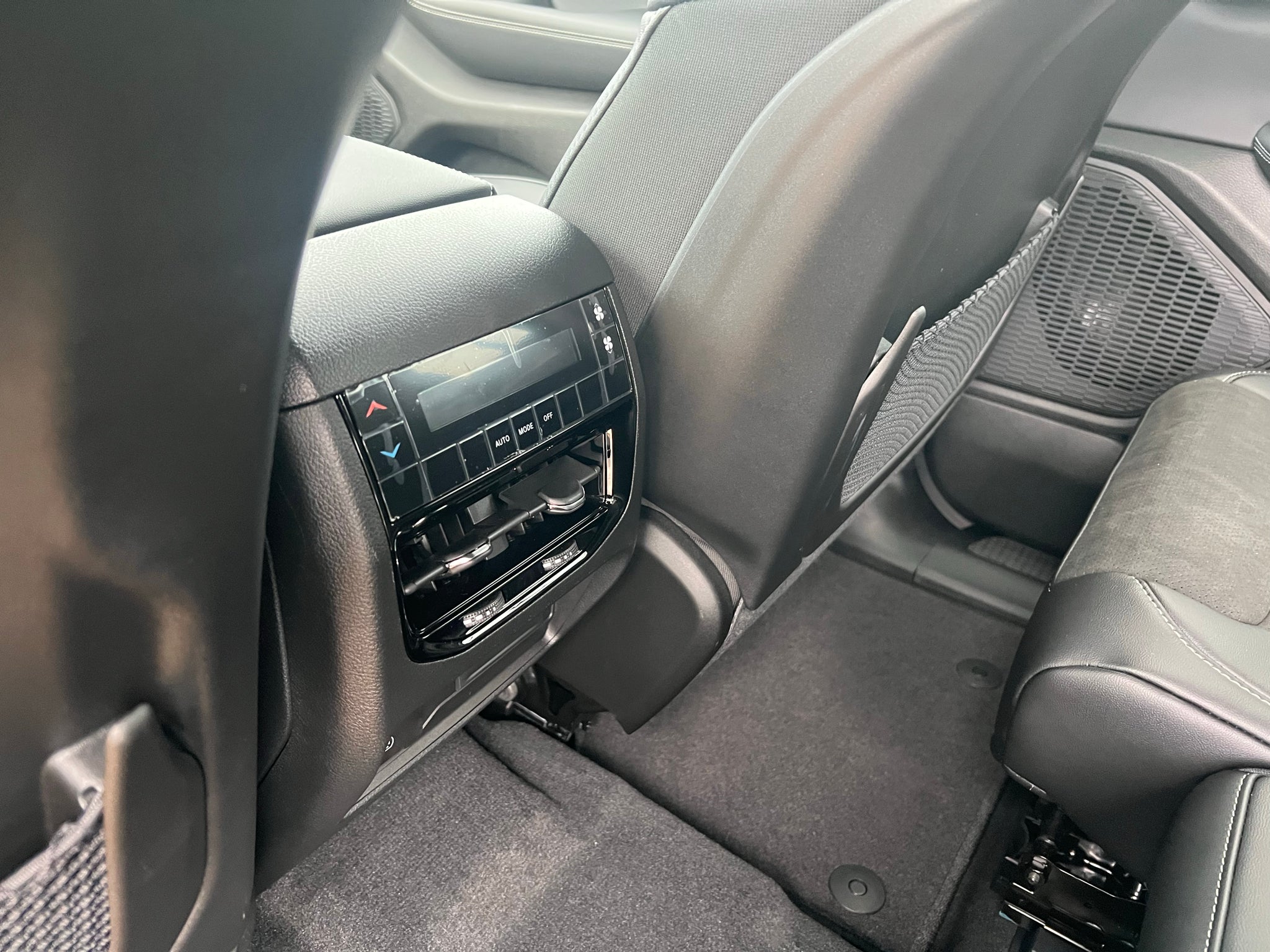 2027 Jeep Grand Cherokee L GRAND CHEROKEE L LAREDO ALTITUDE 4X4