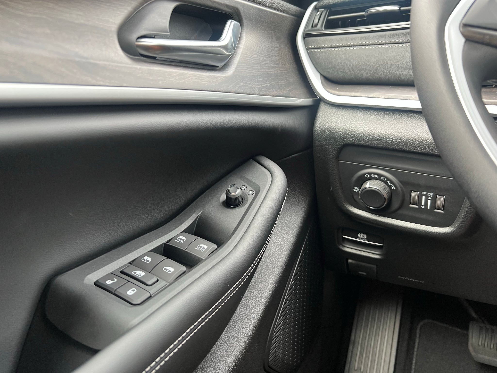 2027 Jeep Grand Cherokee L GRAND CHEROKEE L LAREDO ALTITUDE 4X4