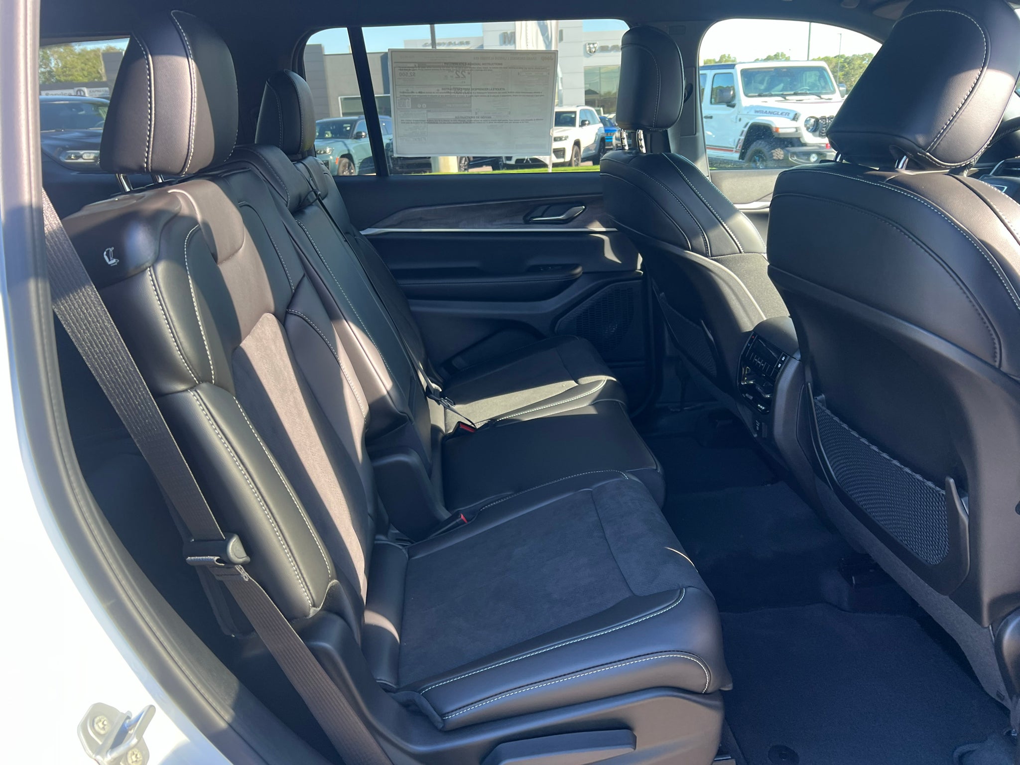 2027 Jeep Grand Cherokee L GRAND CHEROKEE L LAREDO ALTITUDE 4X4