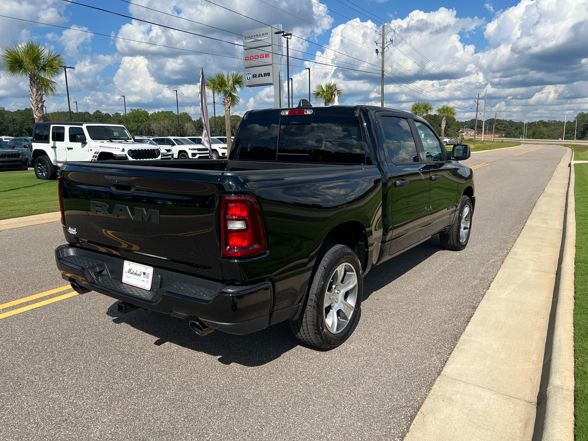 2027 RAM 1500 RAM 1500 EXPRESS CREW CAB 4X2 5'7' BOX