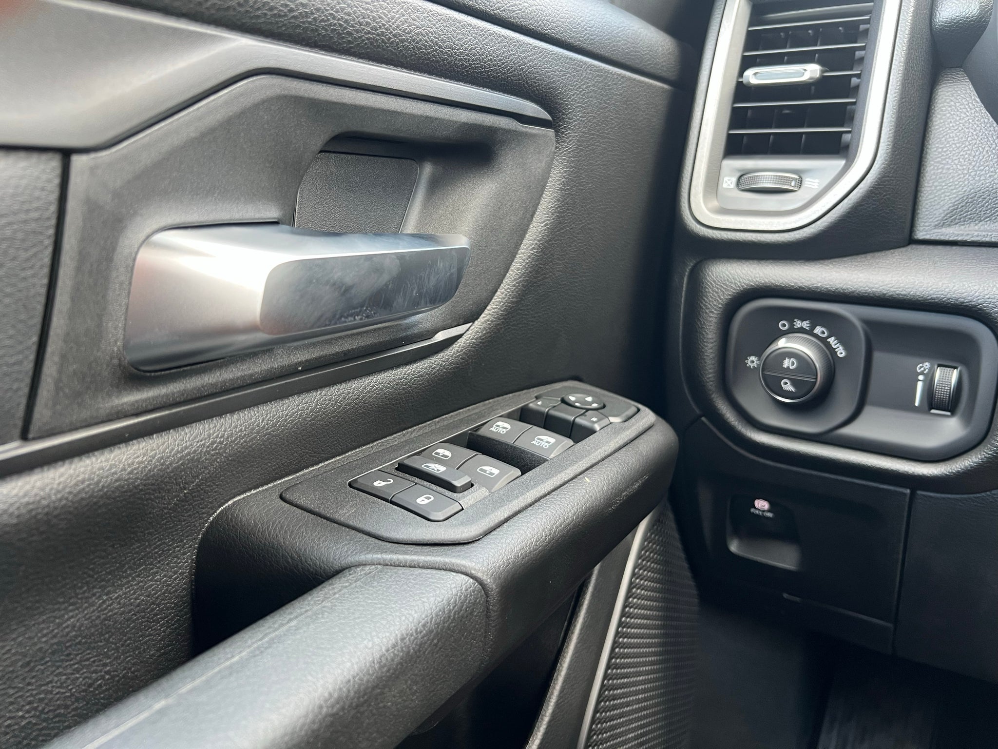 2027 RAM 1500 RAM 1500 EXPRESS CREW CAB 4X2 5'7' BOX