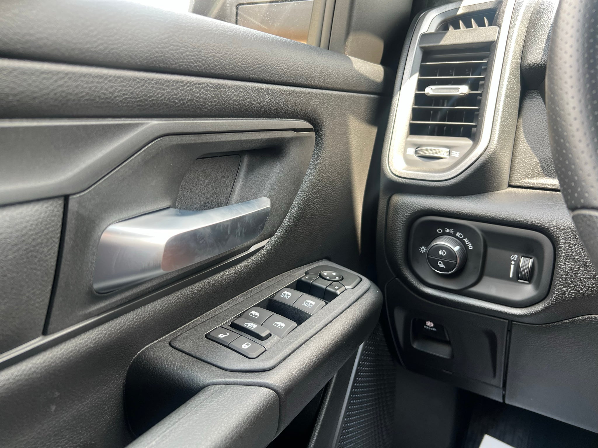 2027 RAM 1500 RAM 1500 EXPRESS CREW CAB 4X2 5'7' BOX
