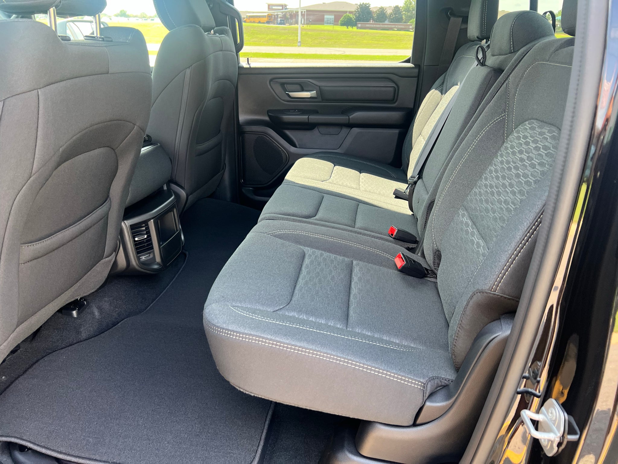 2027 RAM 1500 RAM 1500 EXPRESS CREW CAB 4X2 5'7' BOX