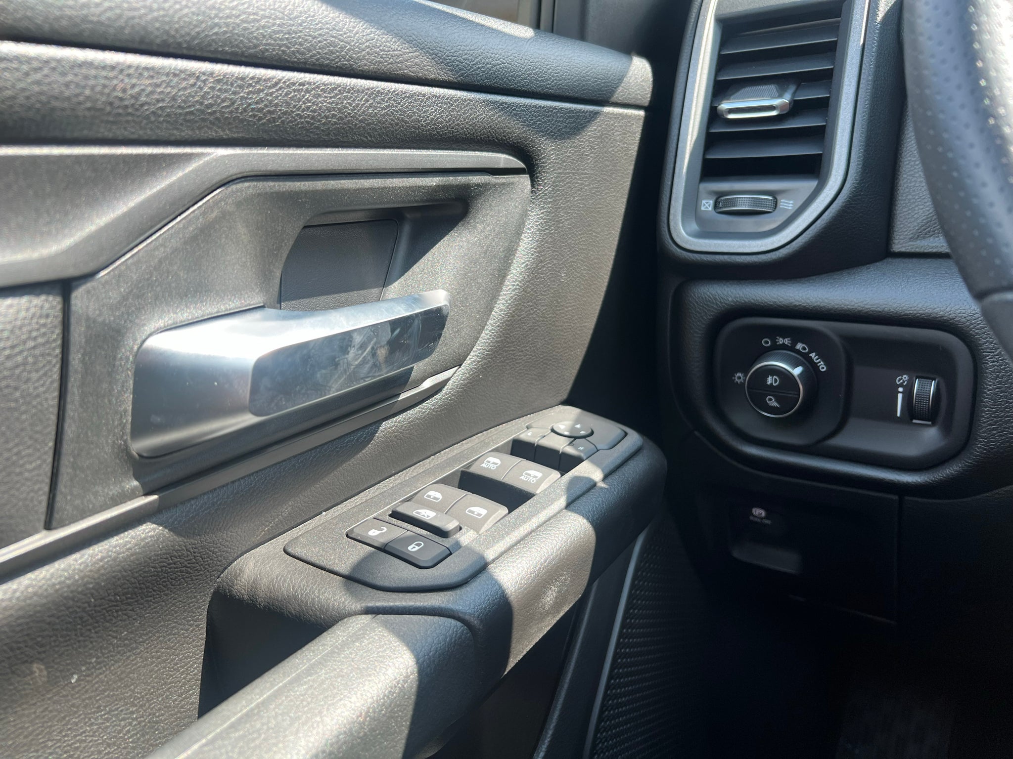 2027 RAM 1500 RAM 1500 EXPRESS CREW CAB 4X2 5'7' BOX