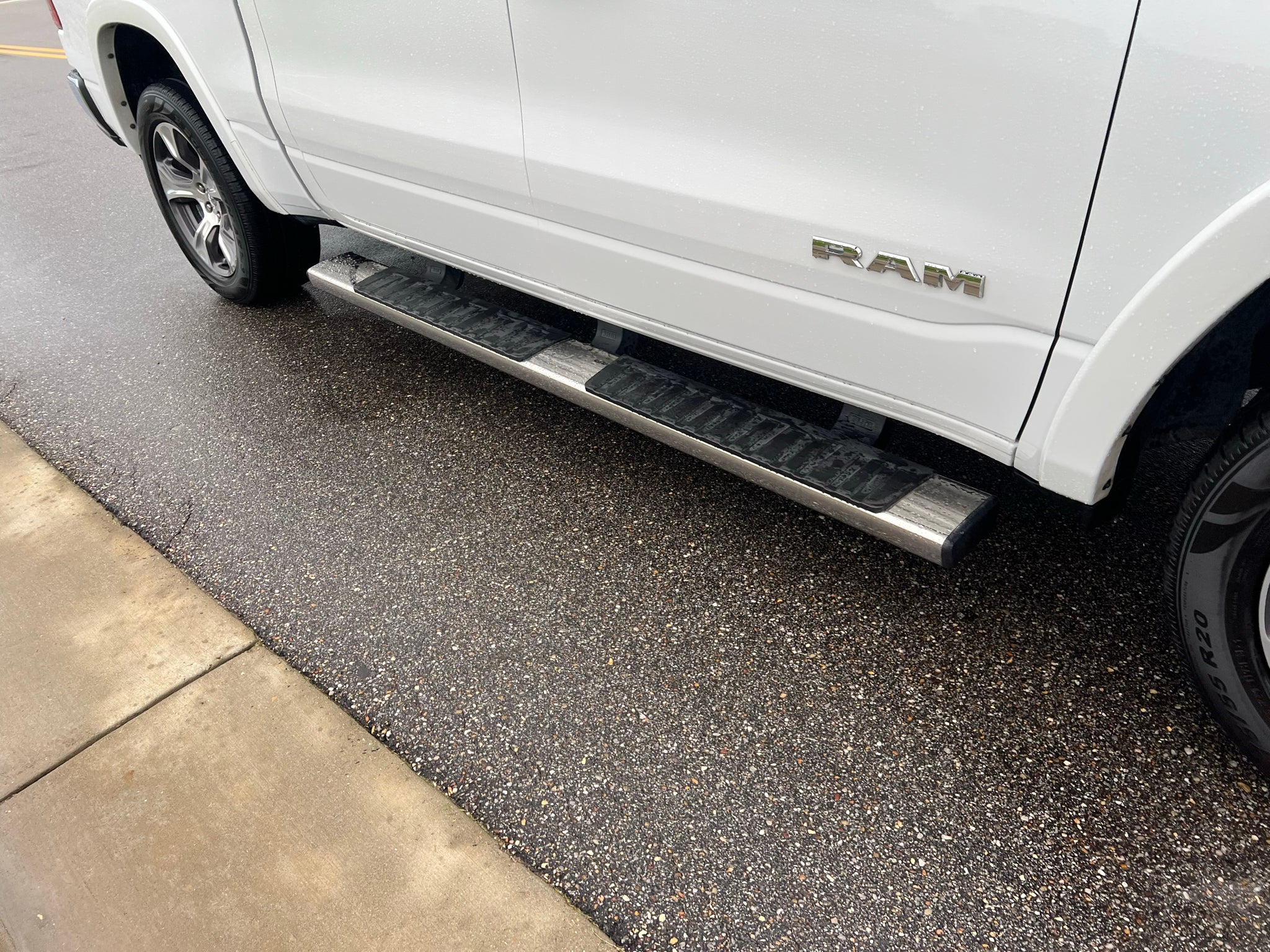 2022 RAM 1500 Laramie Crew Cab 4x2 5'7' Box