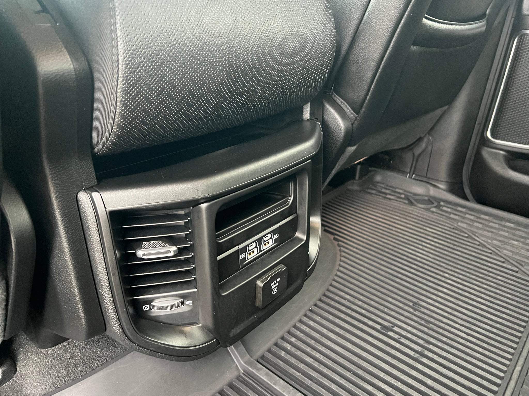 2022 RAM 1500 Laramie Crew Cab 4x2 5'7' Box