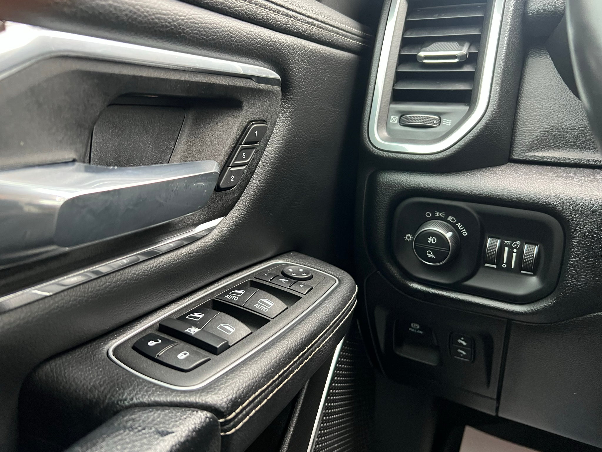 2022 RAM 1500 Laramie Crew Cab 4x2 5'7' Box