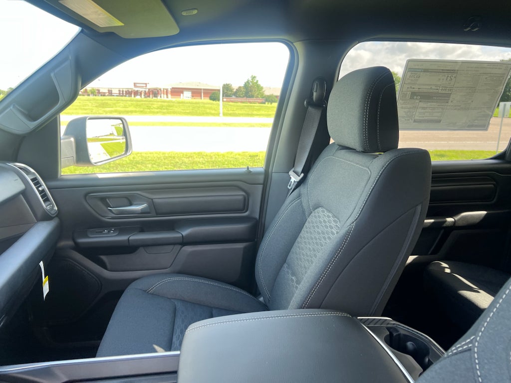 2026 RAM 1500 RAM 1500 EXPRESS CREW CAB 4X4 5'7' BOX