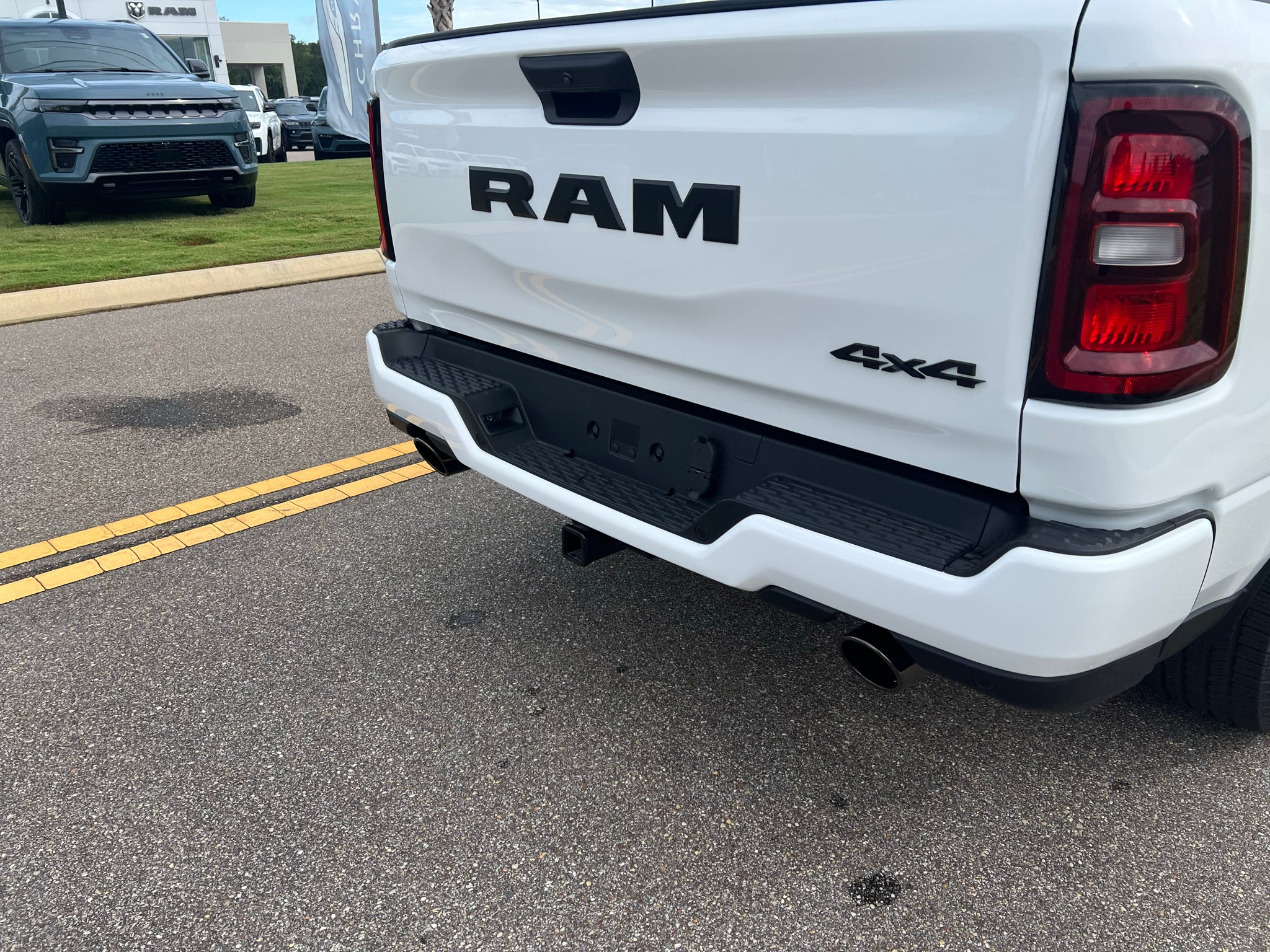 2027 RAM 1500 RAM 1500 EXPRESS CREW CAB 4X4 5'7' BOX