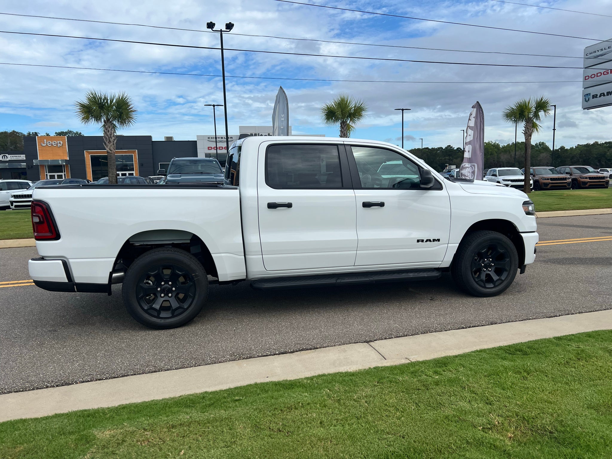 2027 RAM 1500 RAM 1500 EXPRESS CREW CAB 4X4 5'7' BOX
