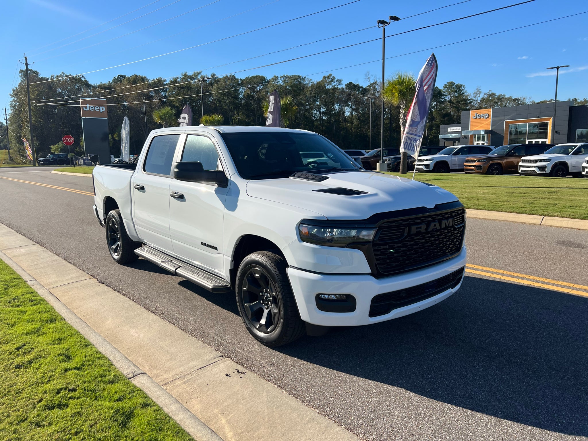 2027 RAM 1500 RAM 1500 EXPRESS CREW CAB 4X4 5'7' BOX