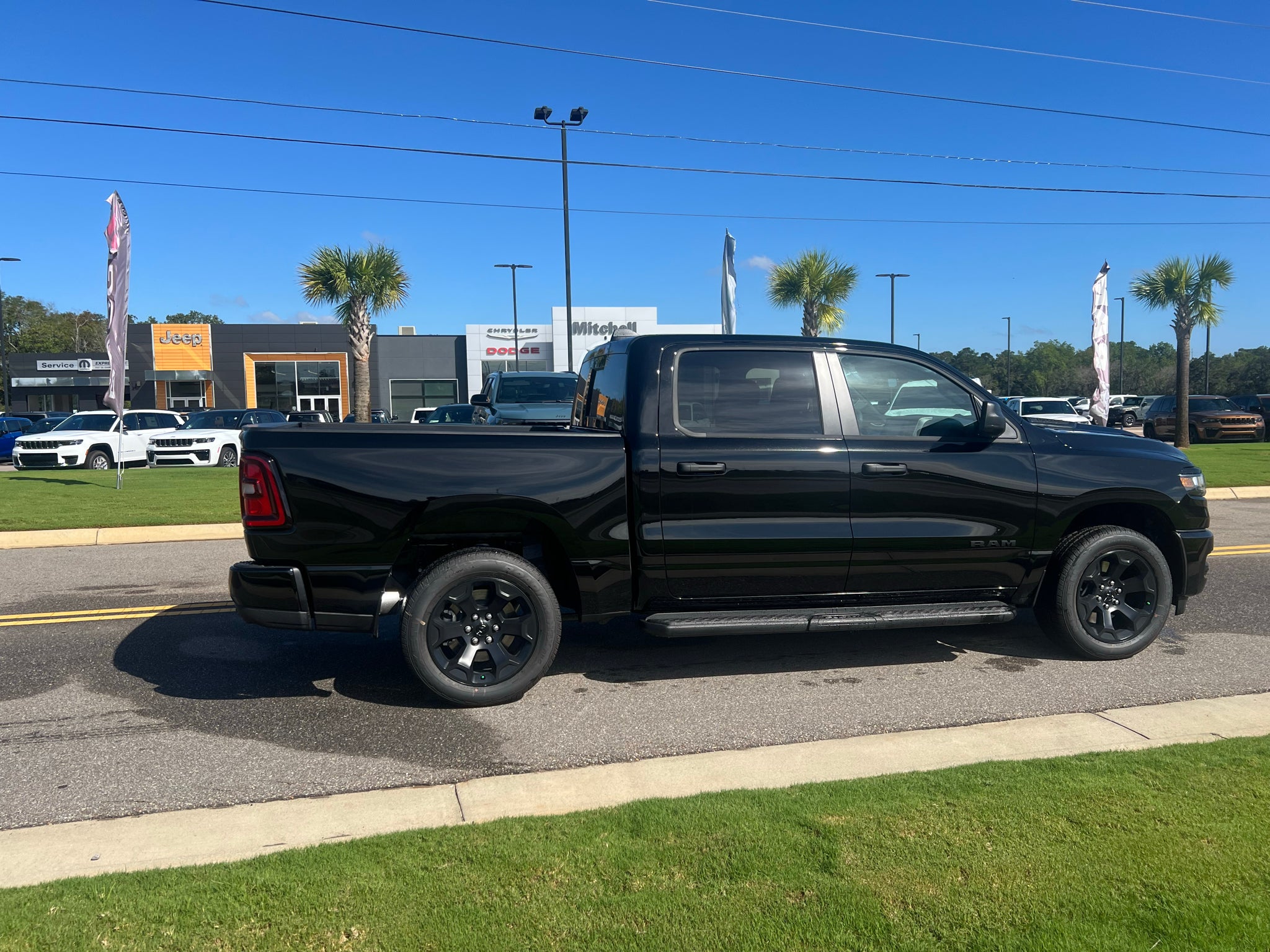 2027 RAM 1500 RAM 1500 EXPRESS CREW CAB 4X4 5'7' BOX